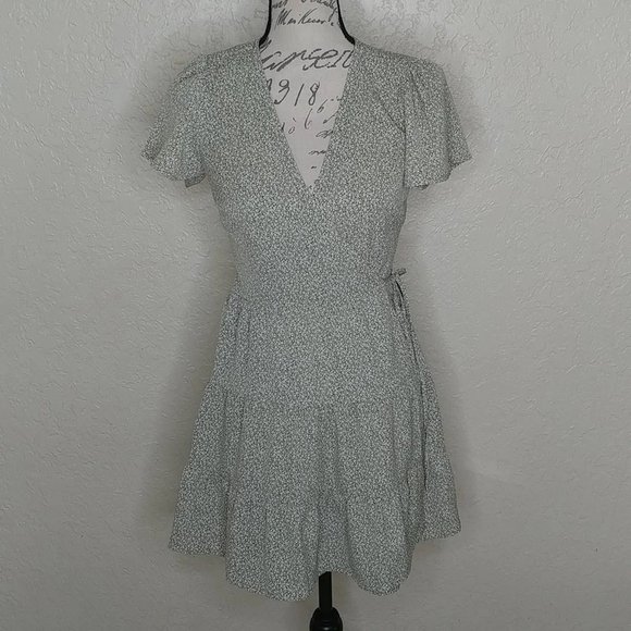 Abercrombie & Fitch Dresses & Skirts - Abercrombie & Fitch Floral Wrap Dress Size S